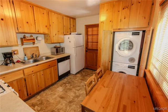 $2,000 | 43394 Bow Canyon Road, Big Bear Lake, CA 92315