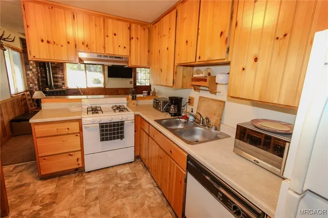 $2,000 | 43394 Bow Canyon Road, Big Bear Lake, CA 92315