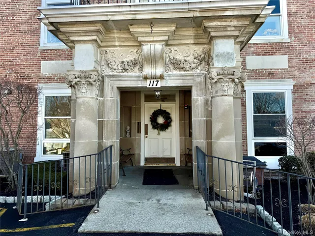 a view of entryway with a front door