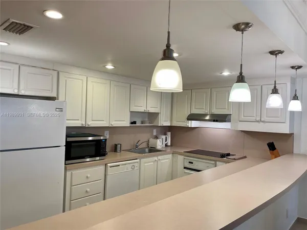 $2,450 | 19390 Collins Avenue, Unit 1405, Sunny Isles Beach, FL 33160