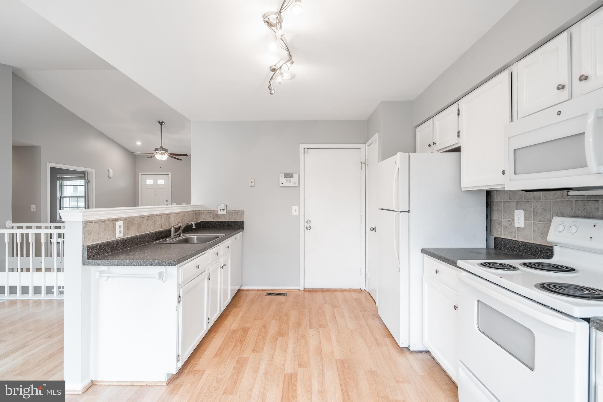 14 Braxton Drive Sterling, VA 20165 - Photo 7 of 41