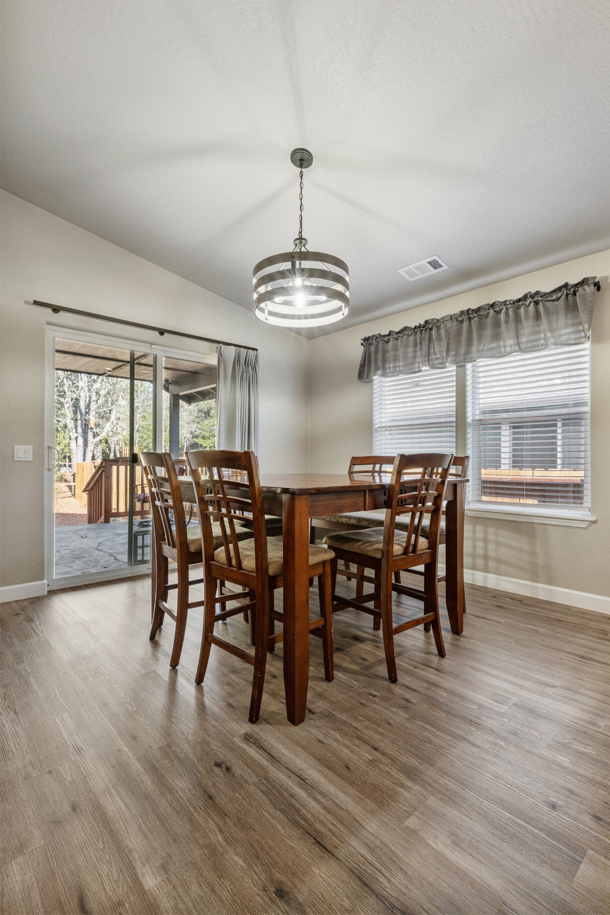 371 Cedar Ridge Cave Junction, OR 97523 - Photo 17 of 40 Dining area