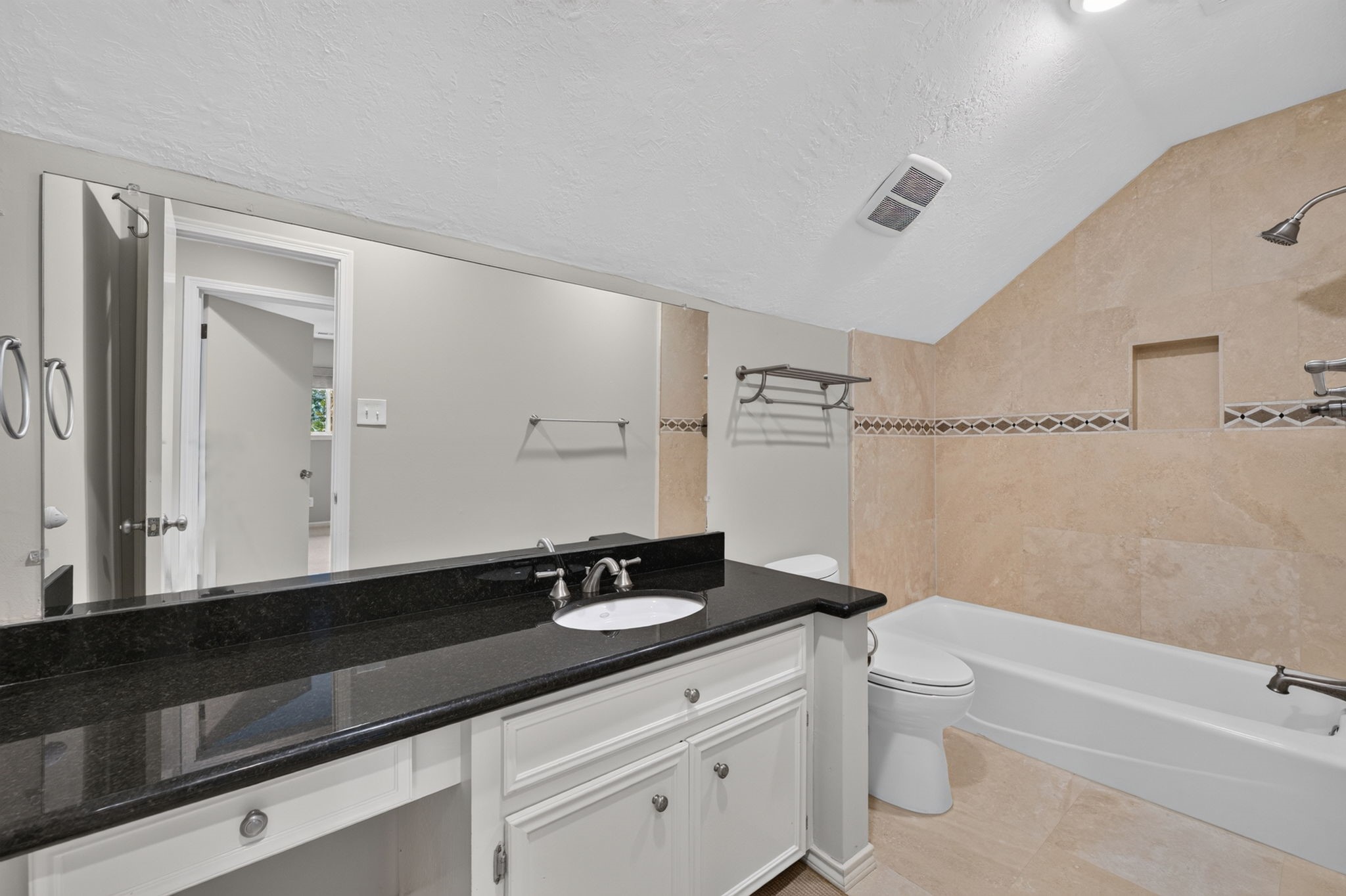 589 Brandon Road Conroe, TX 77302 - Photo 26 of 49 Upstairs full bathroom
