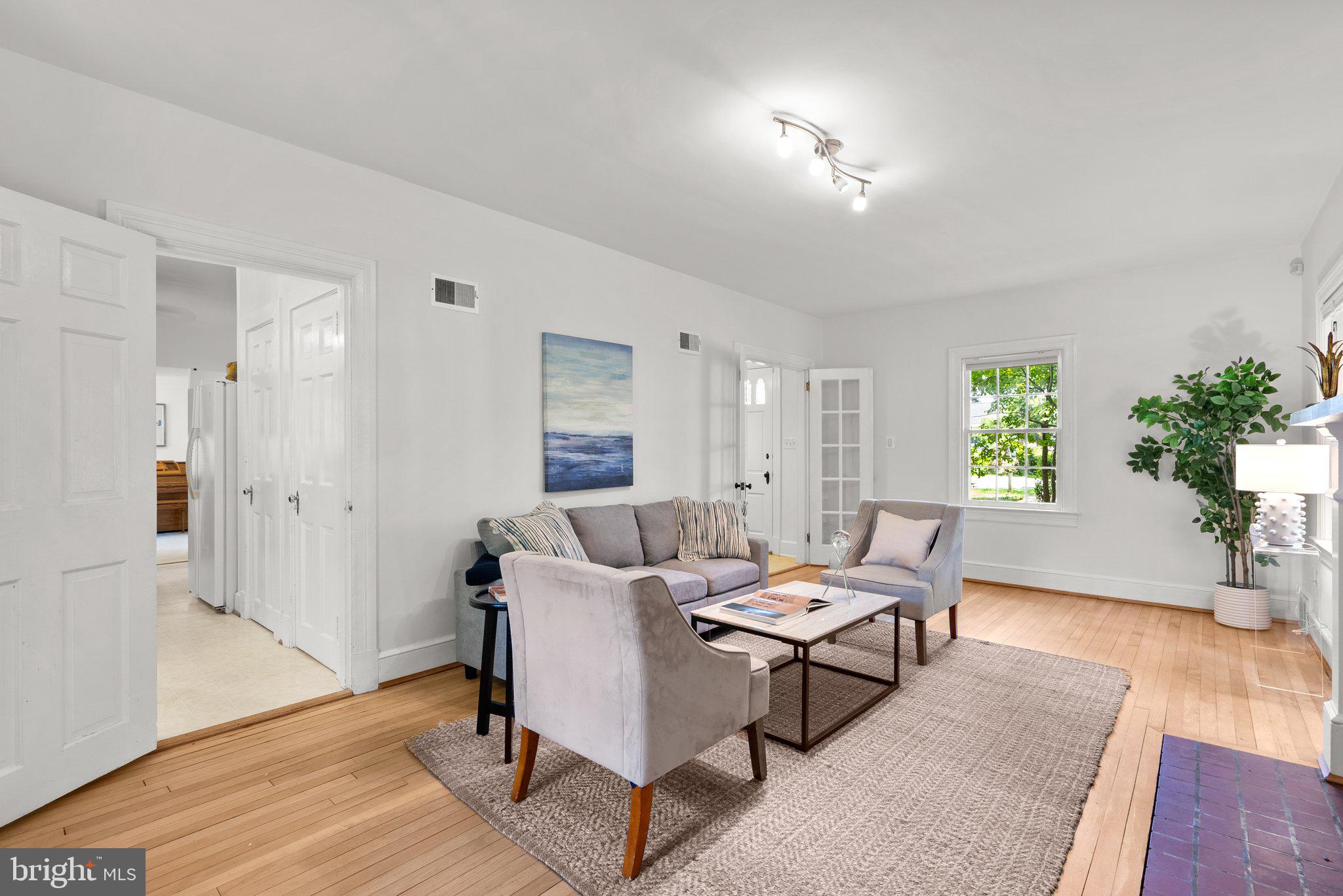 10325 Parkman Road Silver Spring, MD 20903 - Photo 8 of 47 Living room