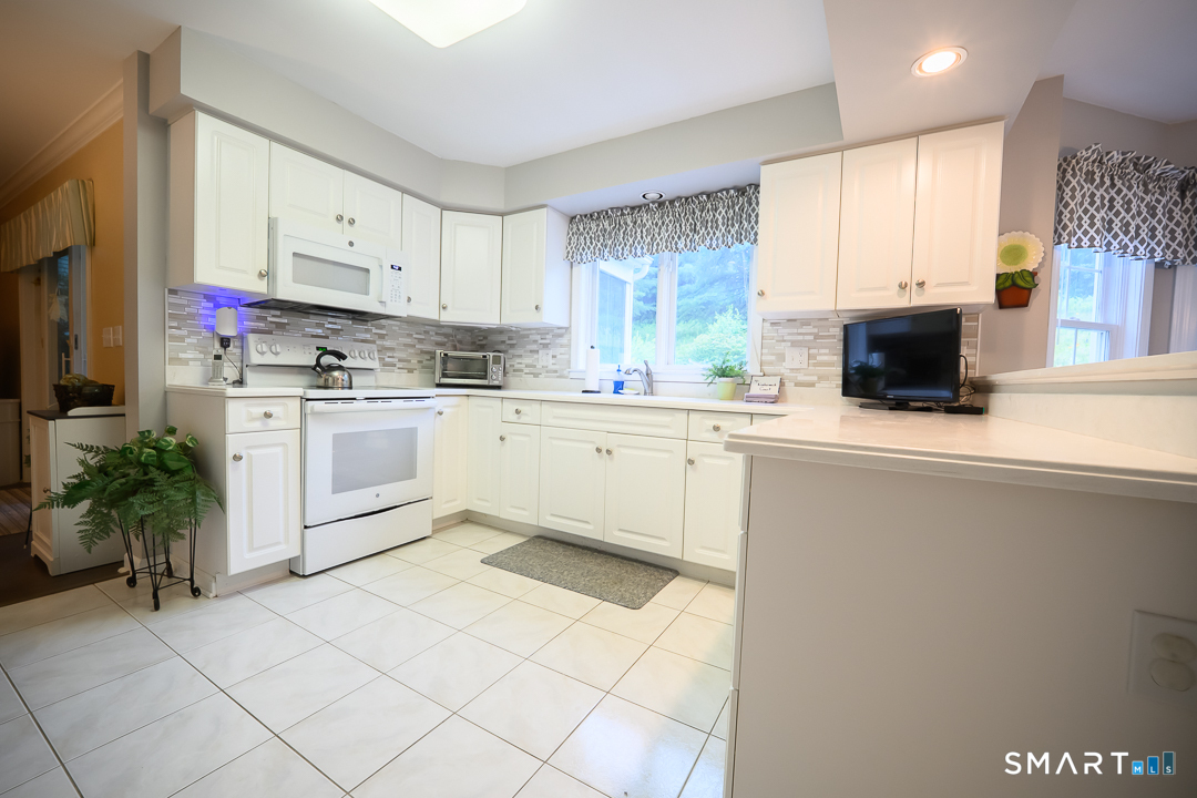 4 Kimberwick Court, Unit 4 Middlebury, CT 06762 - Photo 5 of 31