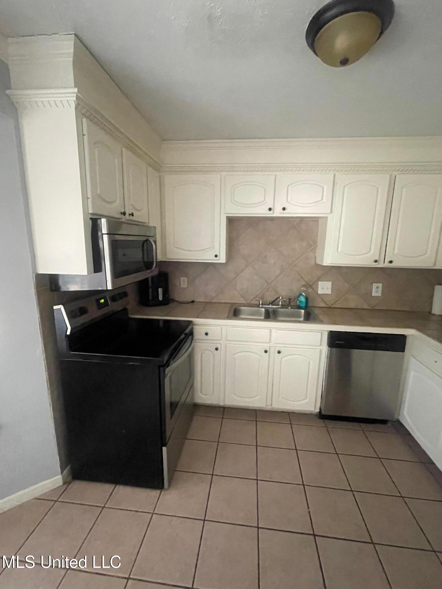 236 Par Cove Byram, MS 39272 - Photo 3 of 15 IMG_6948