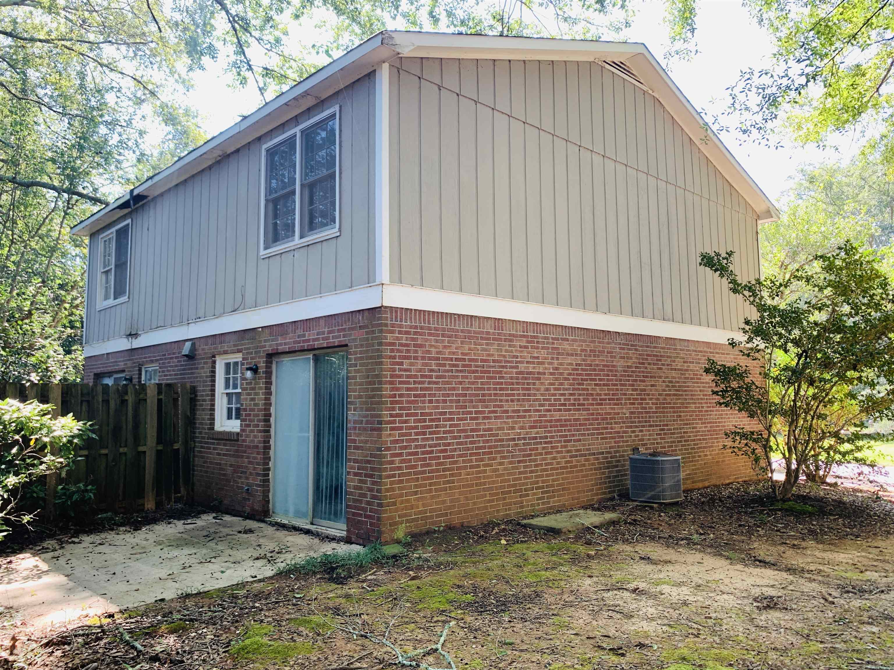 118 Lafayette Court, Unit 118 LaGrange, GA 30241 - Photo 20 of 21 a backyard of a house