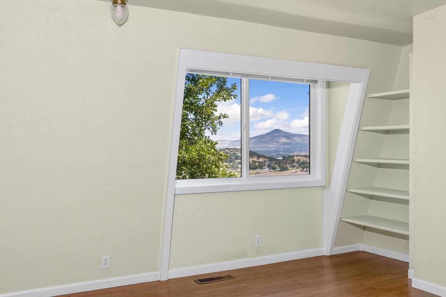 4620 Dark Hollow Road Medford, OR 97501 - Photo 34 of 38 4620 dark hollow spare bed cream window