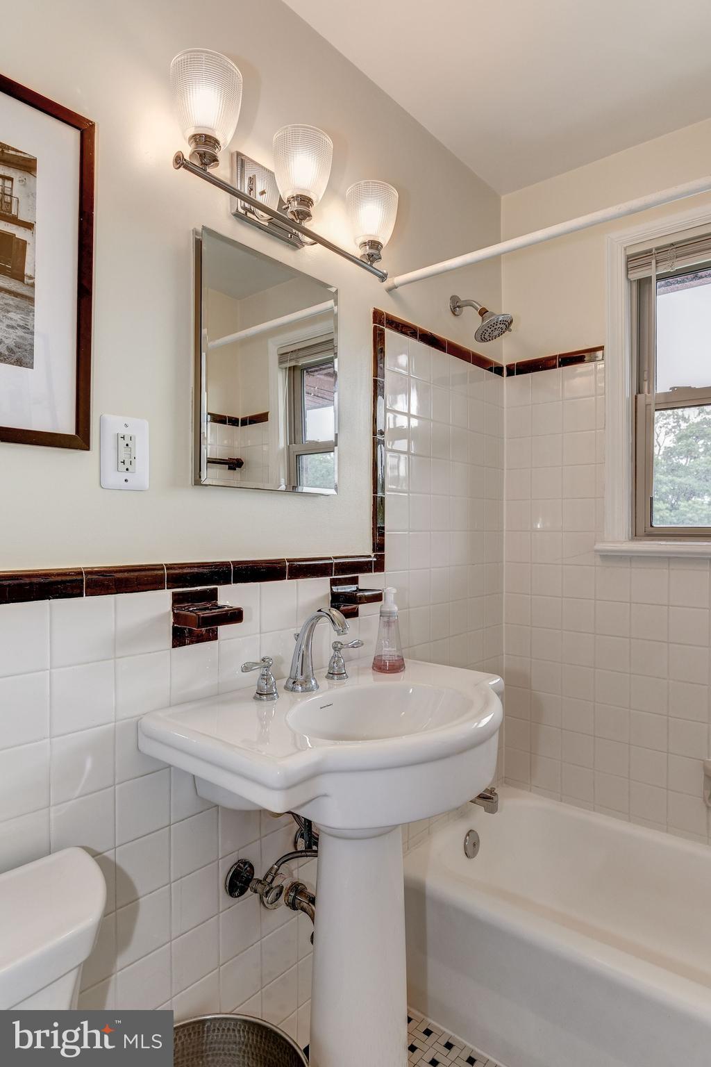 4635 20th Road North, Unit 11 Arlington, VA 22207 - Photo 11 of 22 a bathroom with a sink a toilet and shower