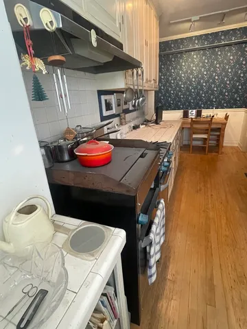 a picture of table and chairs