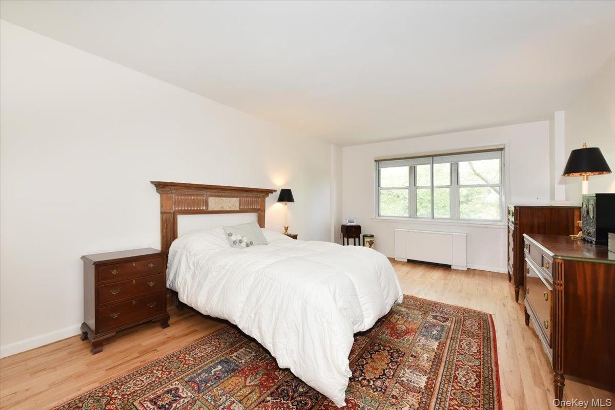 180 South Middle Neck Road, Unit 3K Great Neck, NY 11021 - Photo 12 of 20 Large Primary Bedroom with En-suite Bath