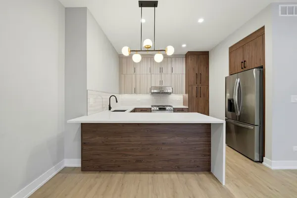 $1,950 | 2355 West Flournoy Street, Unit G01, Chicago, IL 60612