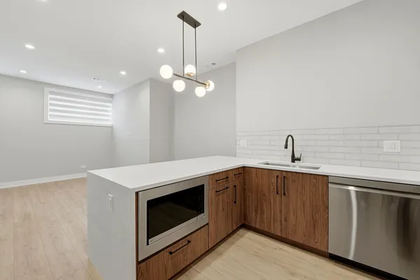 $2,100 | 2355 West Flournoy Street, Unit G01, Chicago, IL 60612