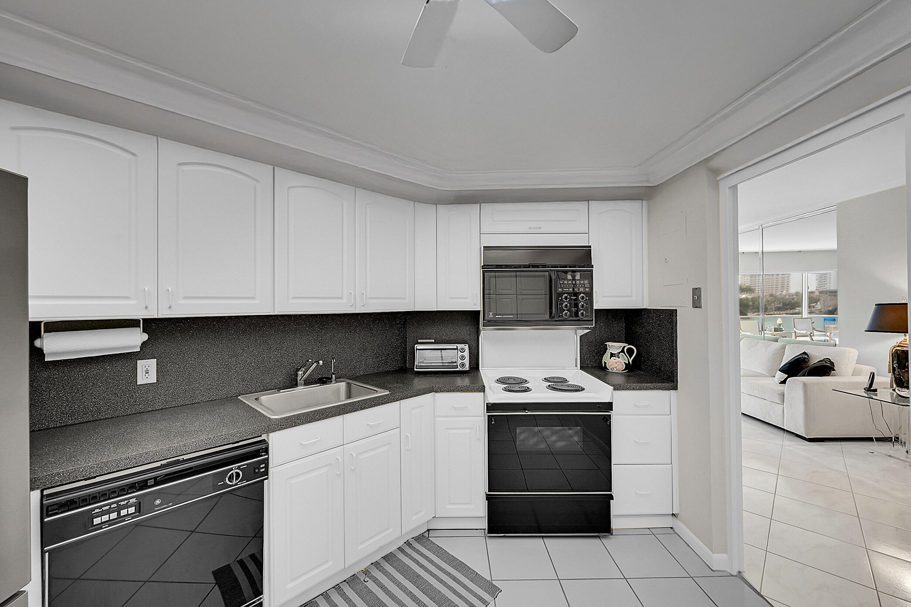 701 East Camino Real, Unit 4B Boca Raton, FL 33432 - Photo 17 of 35 Light Bright Kitchen