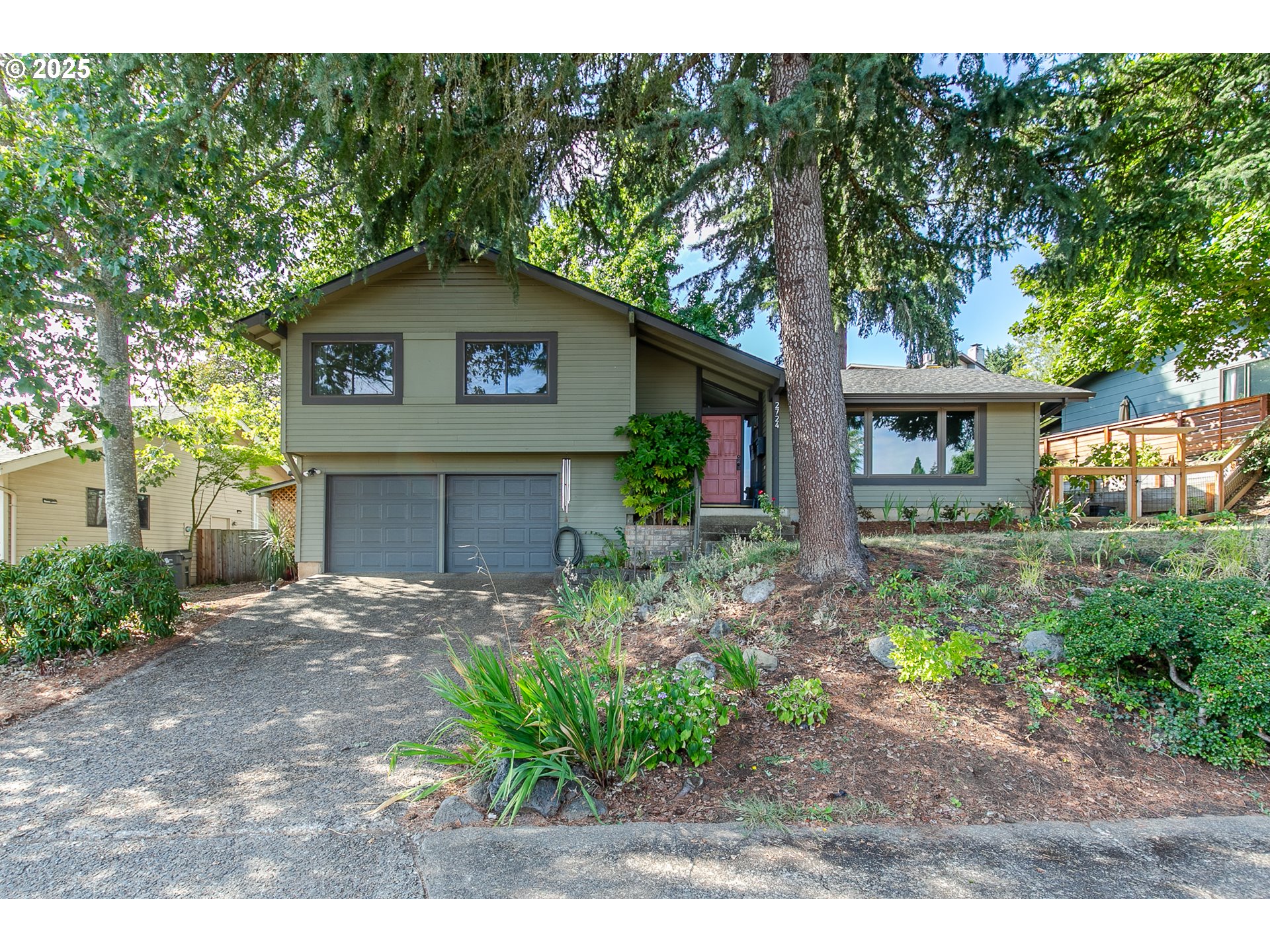 2724 Malibu Way Eugene, OR 97405 - Photo 1 of 48 a front view of a house with garden