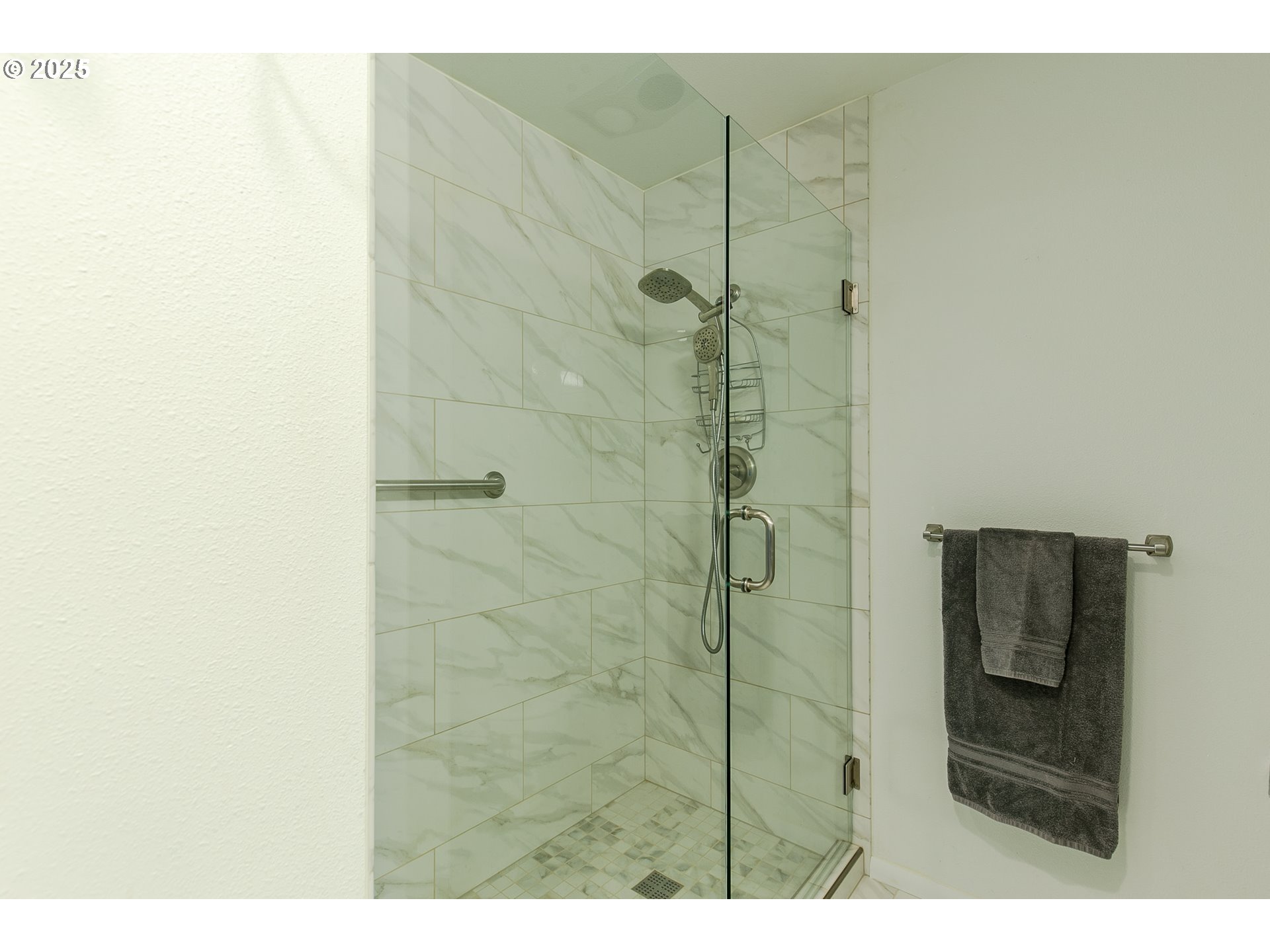 2724 Malibu Way Eugene, OR 97405 - Photo 33 of 48 a bathroom with a shower