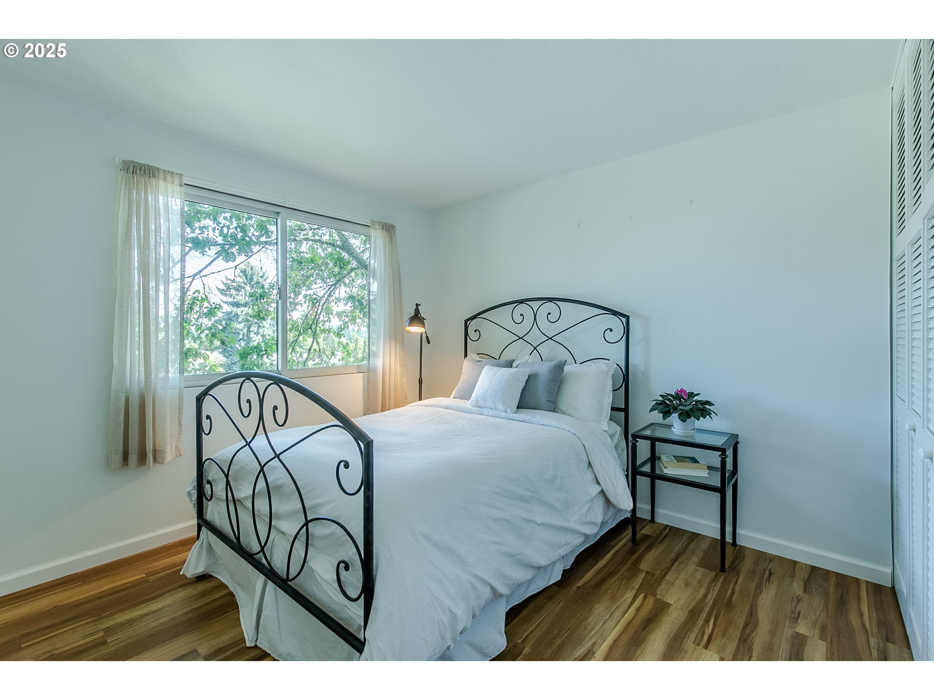 2724 Malibu Way Eugene, OR 97405 - Photo 34 of 48 a bedroom with a bed chair and a window