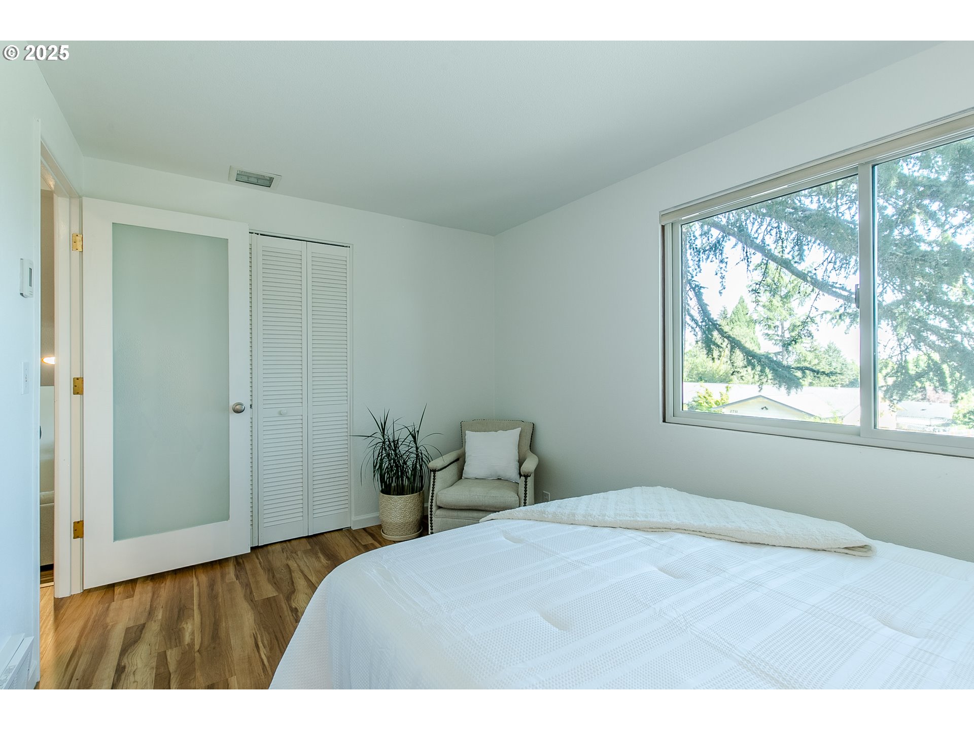 2724 Malibu Way Eugene, OR 97405 - Photo 40 of 48 a bedroom with a bed and a window
