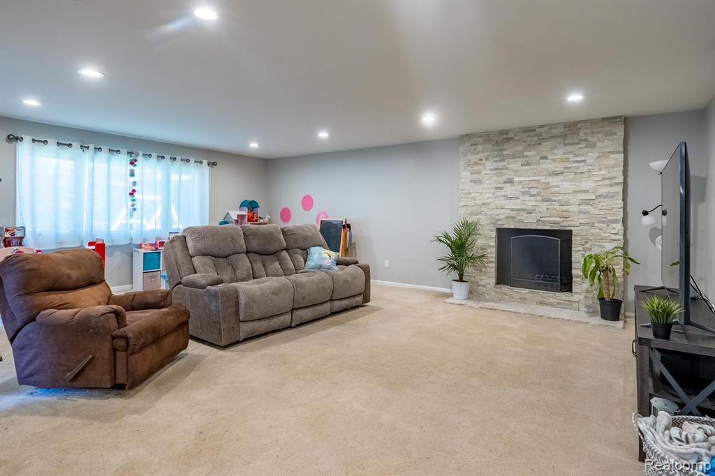 2180 Avoncrest Drive Rochester Hills, MI 48309 - Photo 4 of 46