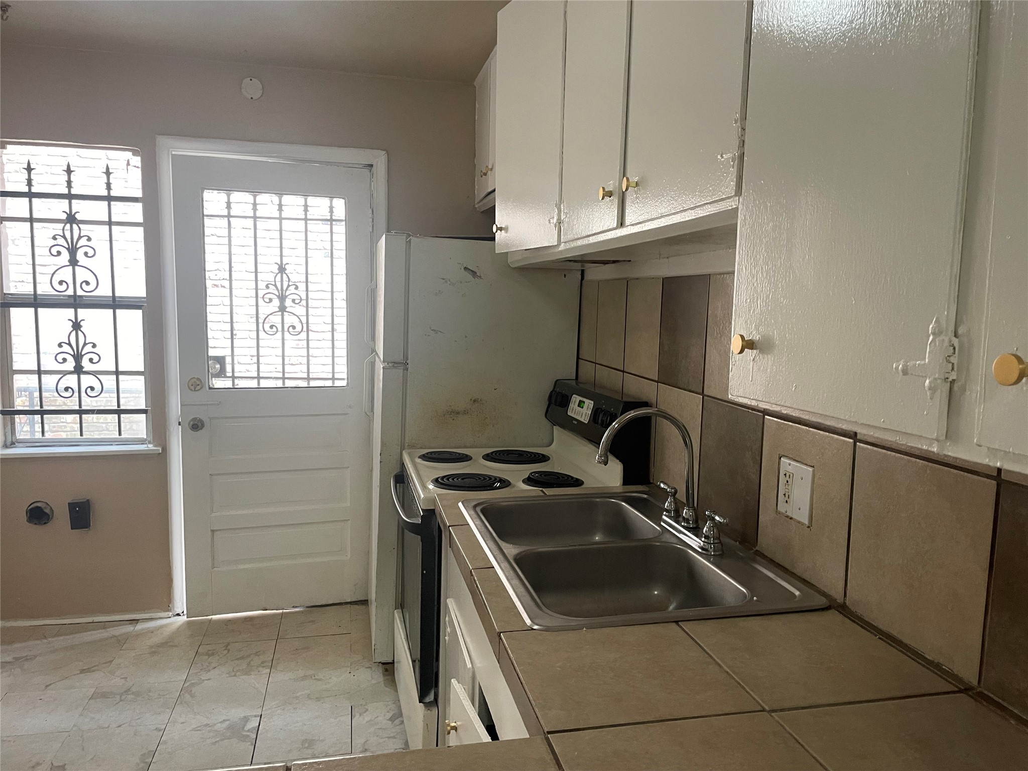 11639 Chimney Rock Road, Unit A Houston, TX 77035 - Photo 6 of 11 Kitchen Stove / Cabinet