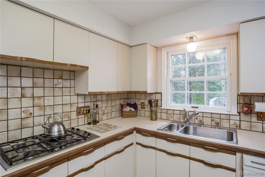 99 Perrydale Street Rochester, MI 48306 - Photo 9 of 40 012-Kitchen-2181124-medium.jpg