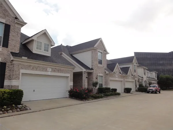 $2,800 | 3211 Holly Crossing Drive, Houston, TX 77042