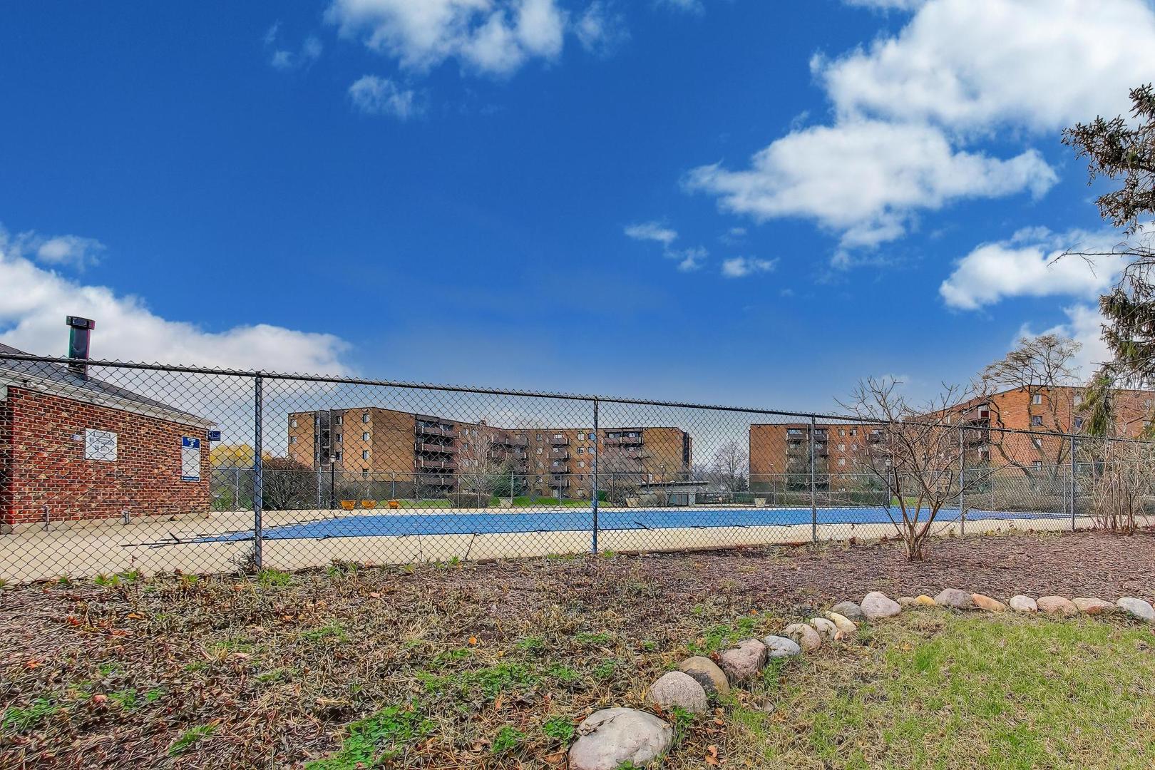 540 Biesterfield Road, Unit 301 Elk Grove Village, IL 60007 - Photo 2 of 12