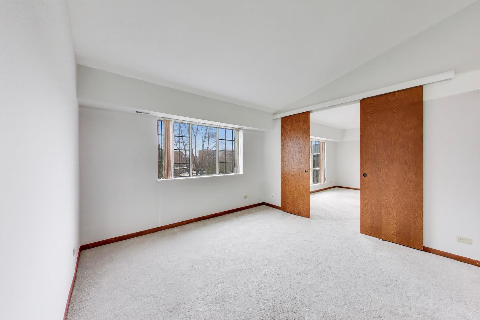 540 Biesterfield Road, Unit 301 Elk Grove Village, IL 60007 - Photo 4 of 12