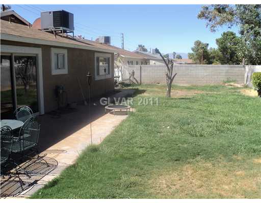 3180 South Lindell Road Las Vegas, NV 89146 - Photo 20 of 22 Yard/Garden.