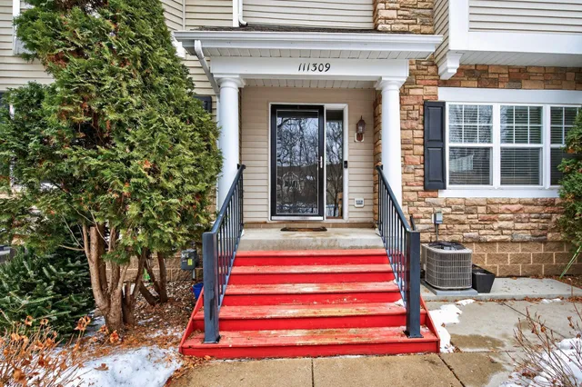 $325,000 | 111309 Village Road, Chaska, MN 55318