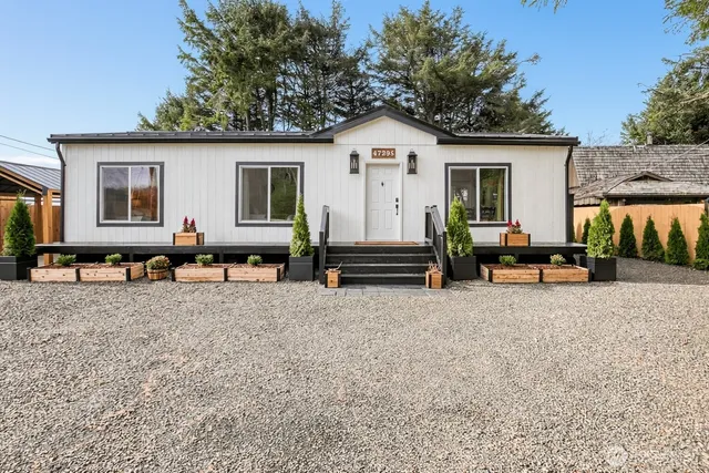 a view of a house with backyard and sitting area