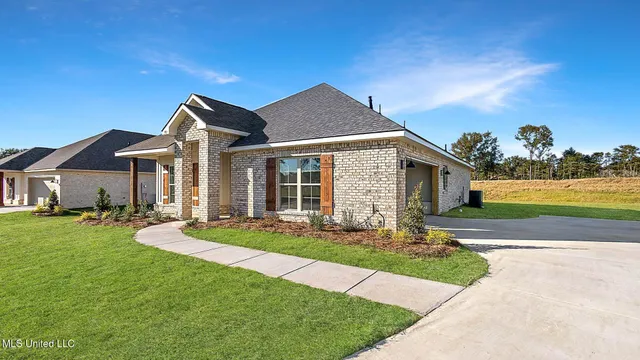 $314,900 | 712 Honeysuckle Loop, Canton, MS 39046