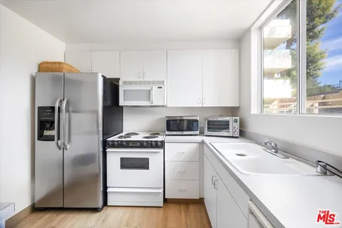 $799,000 | 4949 Genesta Avenue, Unit 201, Encino, CA 91316