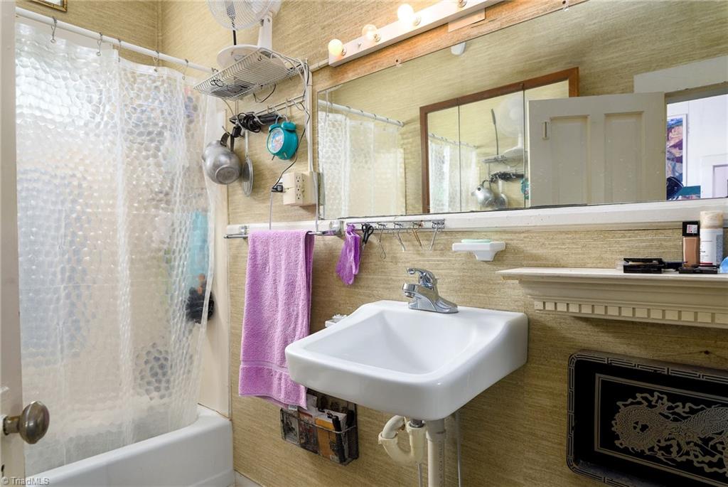 184 Perryman Road Lexington, NC 27295 - Photo 29 of 35 Bathroom