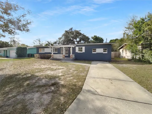 a view of a house with a yard