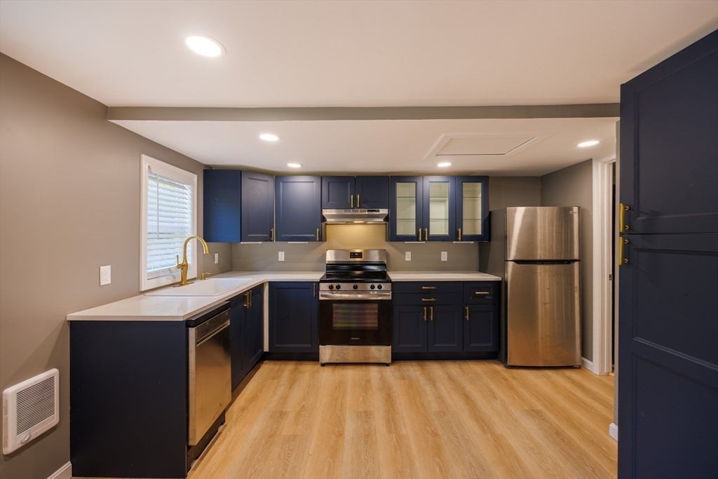 8 Freeman Avenue Webster, MA 01570 - Photo 7 of 24