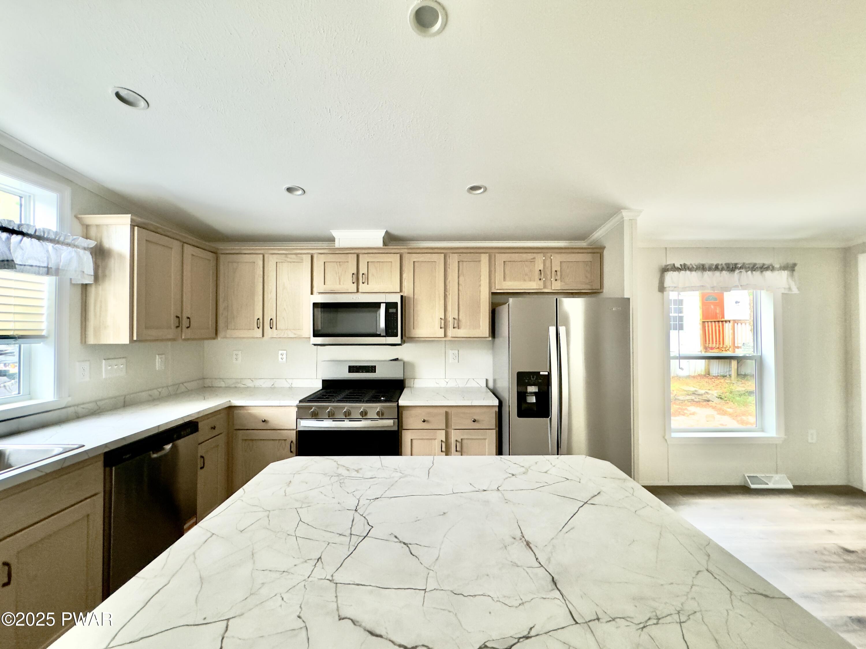 125 Middle Road Greentown, PA 18426 - Photo 12 of 46 Large island