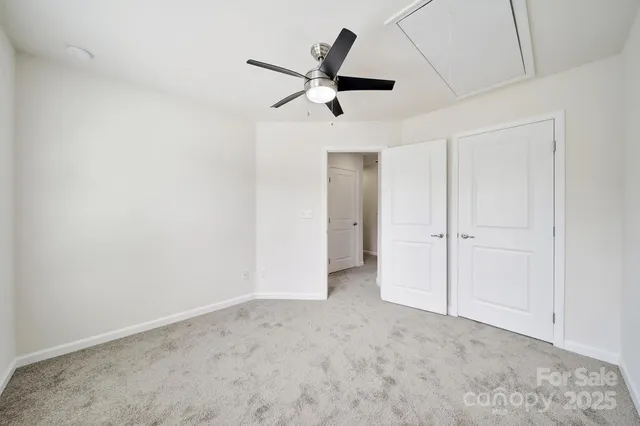 a view of empty room with a ceiling fan