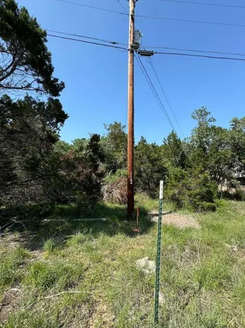 a view of a back yard
