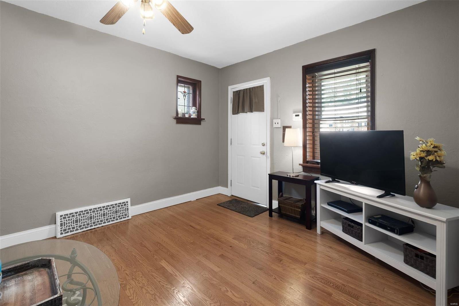 9336 MacKenzie Road St. Louis, MO 63123 - Photo 5 of 19