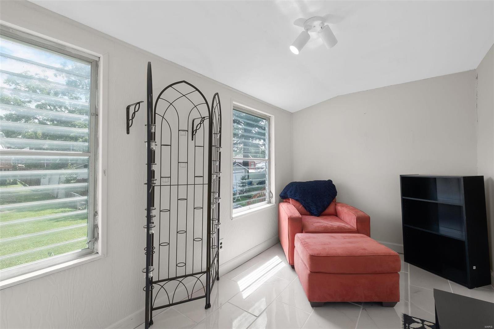 9336 MacKenzie Road St. Louis, MO 63123 - Photo 8 of 19