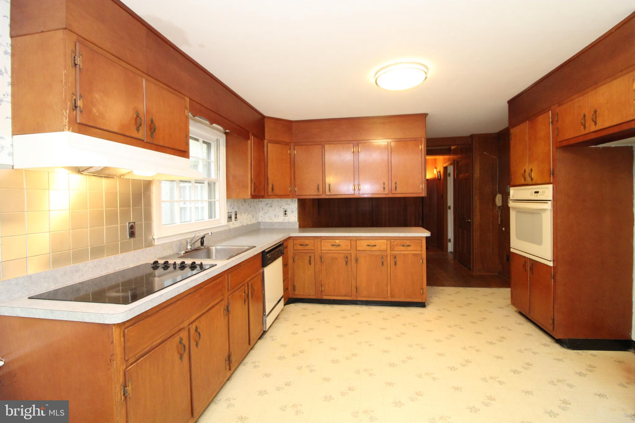 624 Halstead Road Wilmington, DE 19803 - Photo 6 of 20 Large Eat-in Kitchen with Smooth Top Range