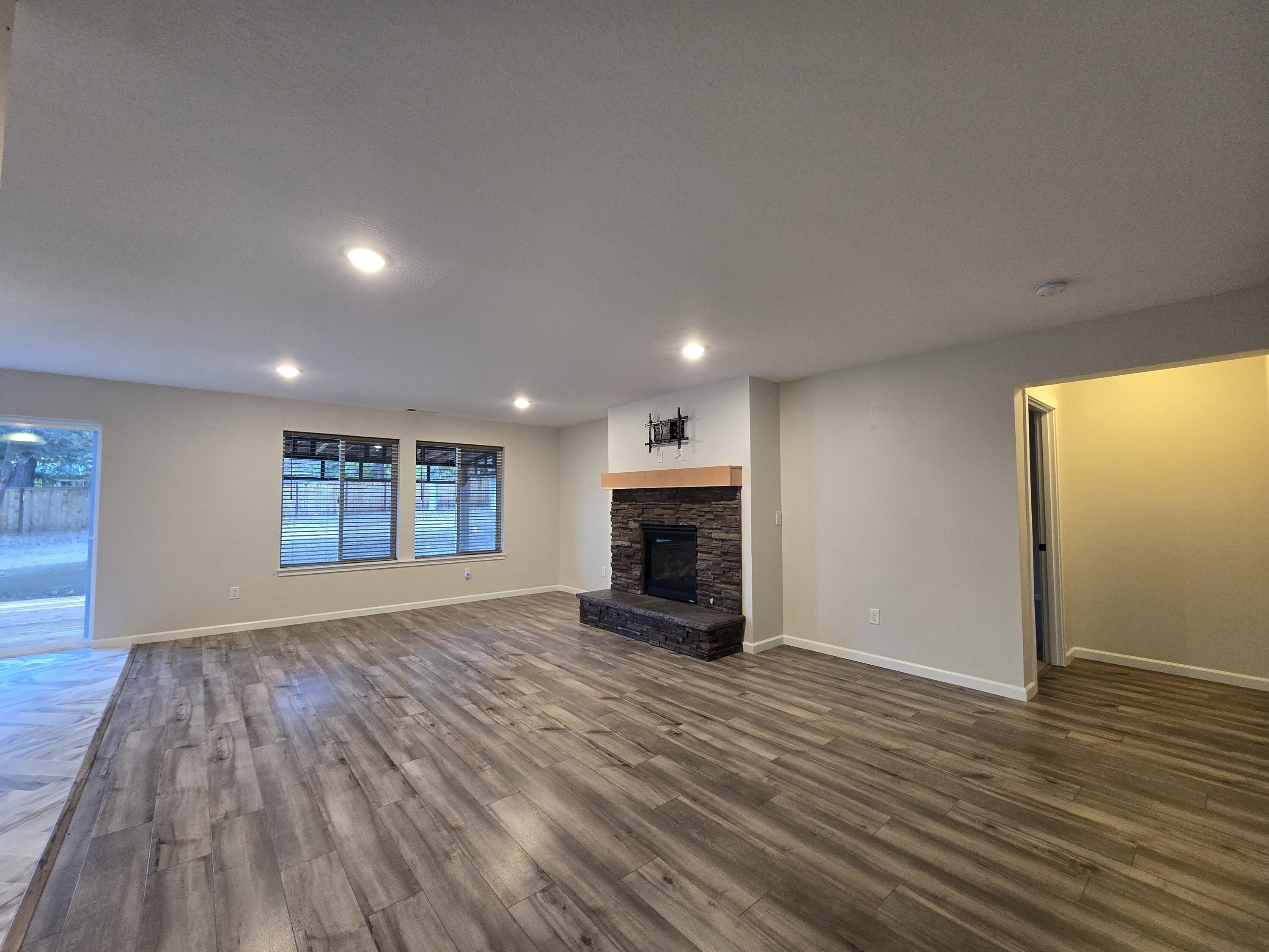 588 Upper Applegate Road Jacksonville, OR 97530 - Photo 7 of 53 downstairs living