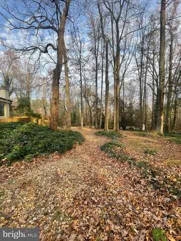 a view of a yard with a house