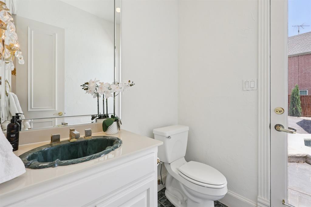 6065 Dilbeck Lane Dallas, TX 75240 - Photo 21 of 40 a bathroom with a sink and a toilet