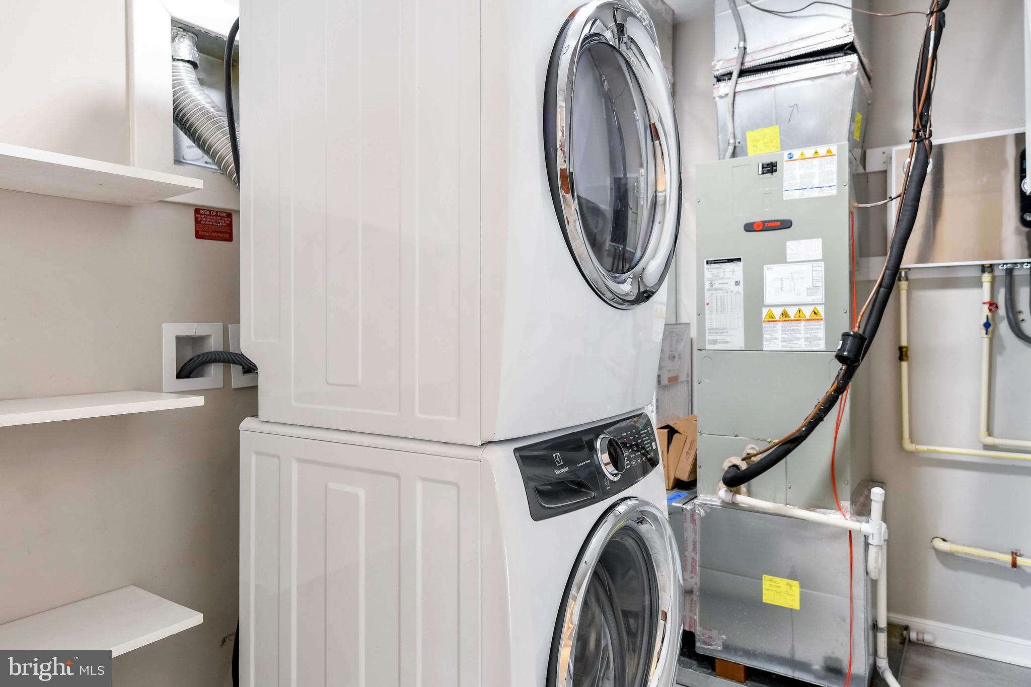 2 Stationmaster Street Southeast, Unit 302 Leesburg, VA 20175 - Photo 36 of 57 Washer/ Dryer in the Unit