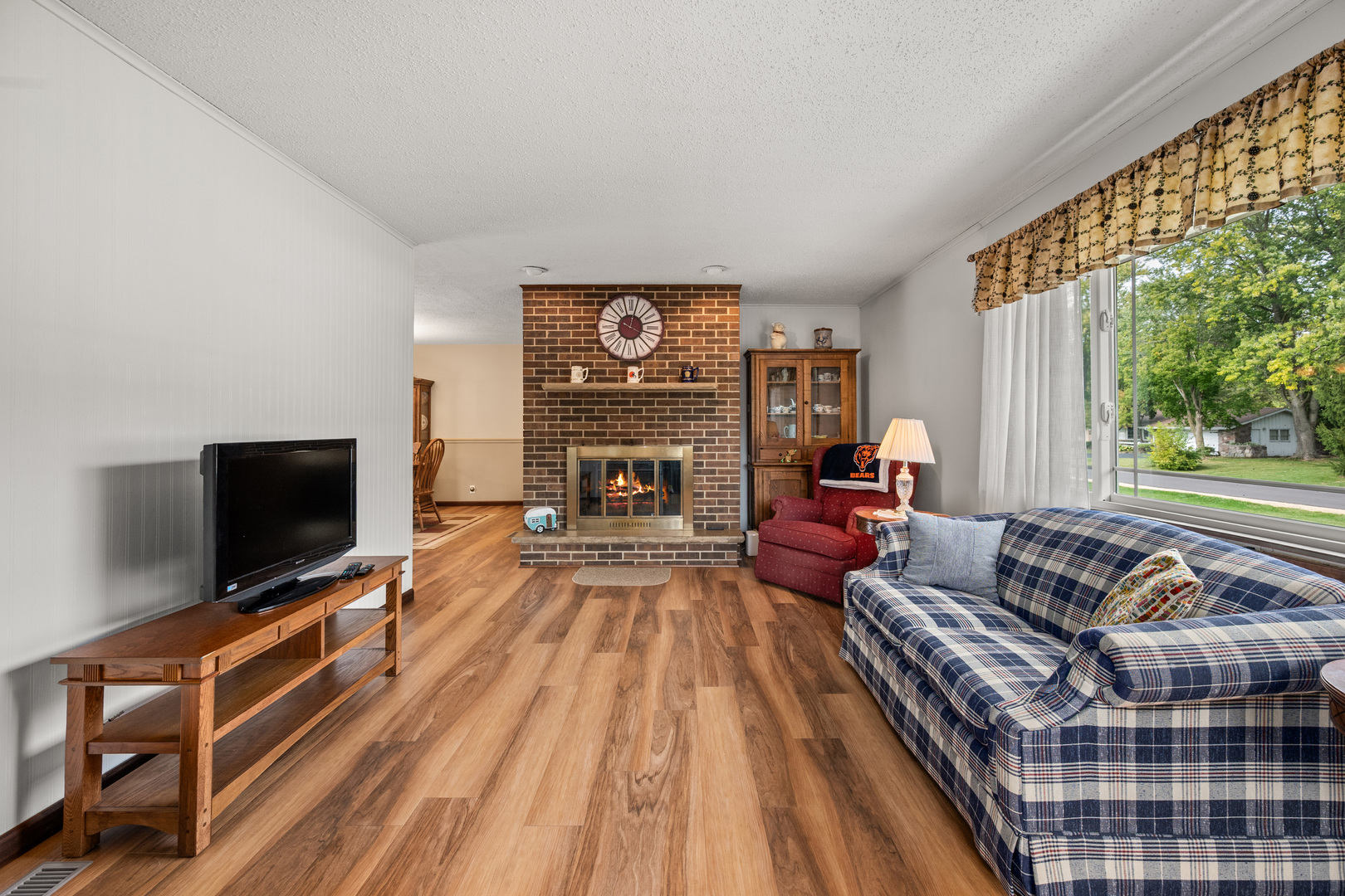 224 Dunkery Drive Sycamore, IL 60178 - Photo 22 of 39 a living room with furniture and a flat screen tv