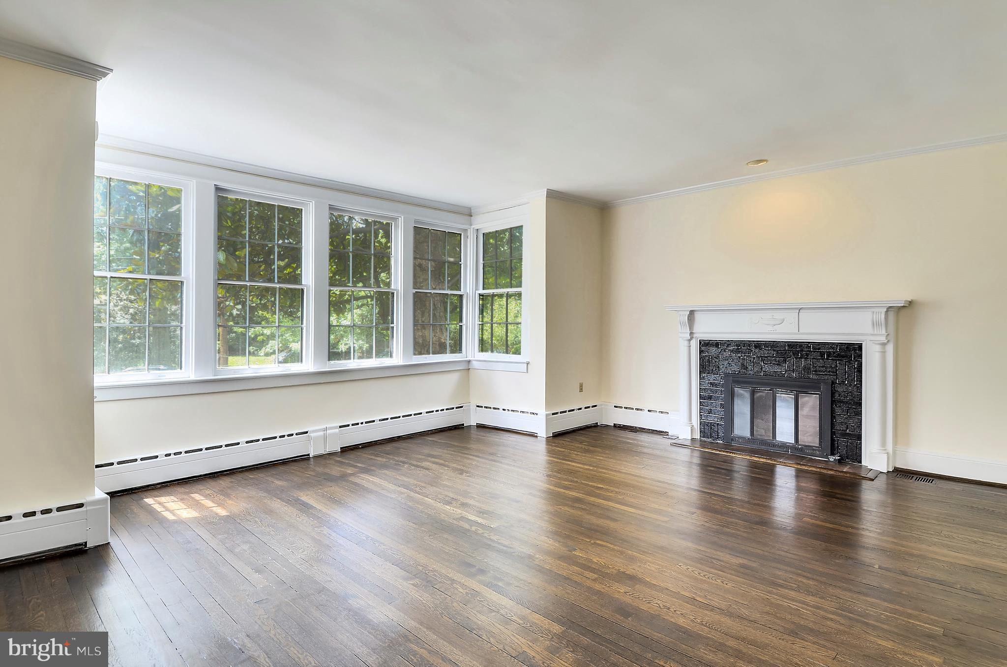 3305 Woodley Road Northwest Washington, DC 20008 - Photo 4 of 30 Living Room
