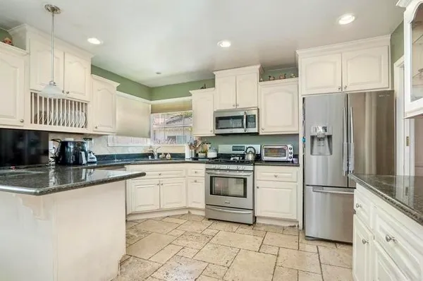 $3,795 | 7128 Mammoth Avenue, Van Nuys, CA 91405