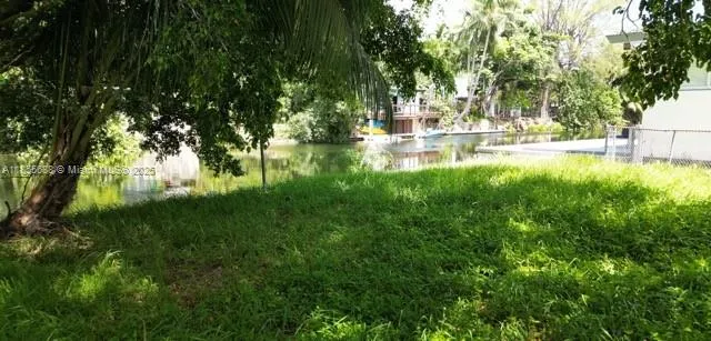 a view of yard with green space